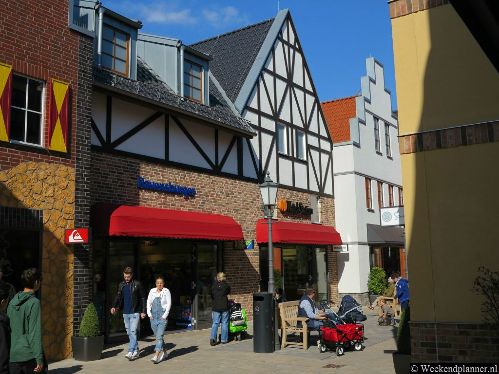 Buiten is een compleet Twents dorp gebouwd met winkelstraten en zes pleinen. Tip: Twente ligt vlakbij Ochtrup.